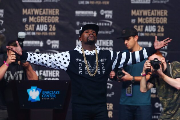 NEW YORK, NY - JULY 13: Floyd Mayweather Jr. poses on stage during the Floyd Mayweather Jr. v Conor McGregor World Press Tour event at Barclays Center on July 13, 2017 in the Brooklyn borough of New York City.  (Photo by Mike Stobe/Getty Images)