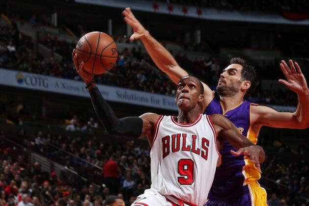 CHICAGO, IL - NOVEMBER 30:  Rajon Rondo #9 of the Chicago Bulls goes up for a shot during a game against the Los Angeles Lakers on November 30, 2016 at the United Center in Chicago, Illinois. NOTE TO USER: User expressly acknowledges and agrees that, by downloading and/or using this photograph, user is consenting to the terms and conditions of the Getty Images License Agreement. Mandatory Copyright Notice: Copyright 2016 NBAE (Photo by Gary Dineen/NBAE via Getty Images)