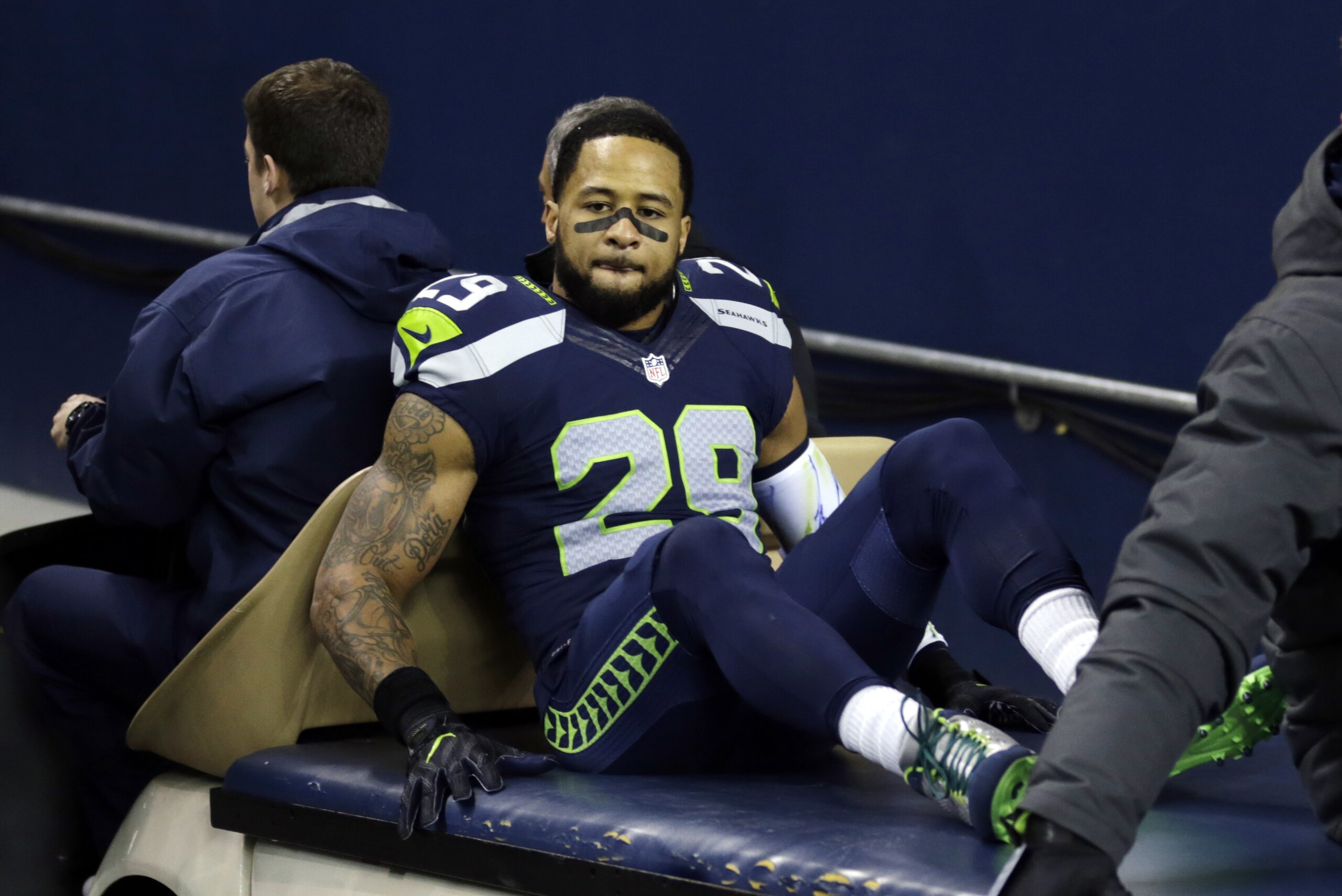 Earl Thomas, de los Seahawks de Seattle, sale del campo en camilla tras lesionarse en un partido contra los Panthers de Carolina, en la primera mitad de su juego NFL el domingo 4 de diciembre en Seattle. (AP Foto/Stephen Brashear)