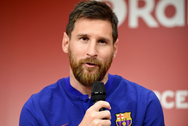FC Barcelona football star Lionel Messi answers questions during a press conference to announce new sponsorship with Japanese internet retailer Rakuten in Tokyo on July 13, 2017.
Japan's major internet retailer Rakuten entered into main sponsorship contract with FC Barcelona. / AFP PHOTO / Toru YAMANAKA        (Photo credit should read TORU YAMANAKA/AFP/Getty Images)