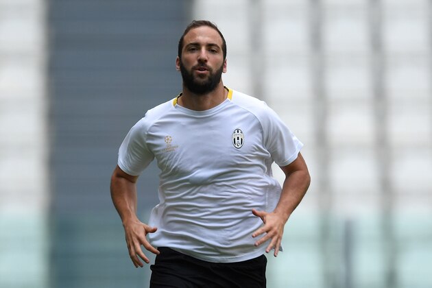 TURIN, ITALY - MAY 29: Gonzalo Higuain of FC Juventus in action during the FC Juventus Media Day at Juventus Stadium di Torino on May 29, 2017 in Turin, Italy. (Photo by Valerio Pennicino/Getty Images) TURIN, ITALY - MAY 29: Gonzalo Higuain of FC Juventus in action during the FC Juventus Media Day at Juventus Stadium di Torino on May 29, 2017 in Turin, Italy. (Photo by Valerio Pennicino/Getty Images)