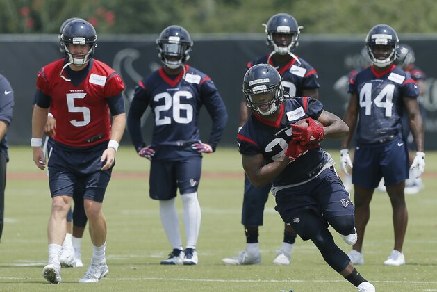Houston Texans running back D'Onta Foreman #27 runs with the ball during the team's organized team activity at its NFL football training facility Wednesday, May 31, 2017, in Houston. (AP Photo/Bob Levey)