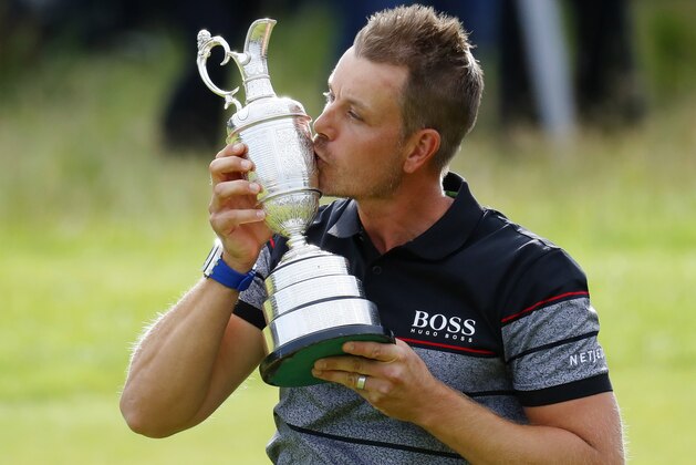 TROON, SCOTLAND - JULY 17:  Henrik Stenson of Sweden celebrates victory as he kisses the Claret Jug on the the 18th green after the final round on day four of the 145th Open Championship at Royal Troon on July 17, 2016 in Troon, Scotland. Henrik Stenson of Sweden finished 20 under for the tournament to claim the Open Championship.  (Photo by Kevin C. Cox/Getty Images)