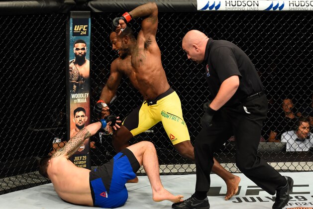 GLASGOW, SCOTLAND - JULY 16:  (R-L) Khalil Rountree Jr. punches Paul Craig of Scotland in their light heavyweight bout during the UFC Fight Night event at the SSE Hydro Arena Glasgow on July 16, 2017 in Glasgow, Scotland. (Photo by Josh Hedges/Zuffa LLC/Zuffa LLC via Getty Images)