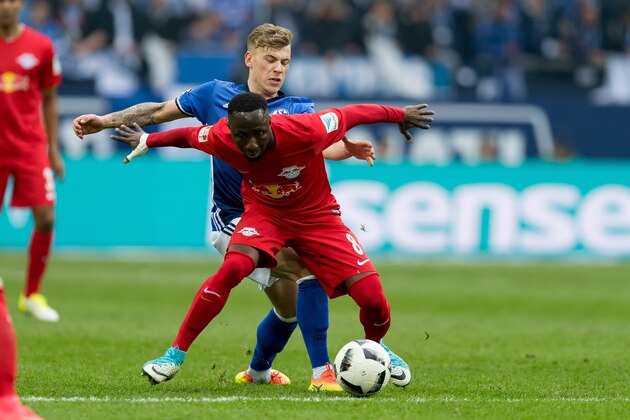 GELSENKIRCHEN, GERMANY - APRIL 23: Max Meyer of Schalke and Naby Deco Keita of Leipzig battle for the ball during the Bundesliga match between FC Schalke 04 and RB Leipzig at Veltins-Arena on April 23, 2017 in Gelsenkirchen, Germany. (Photo by TF-Images/Getty Images)