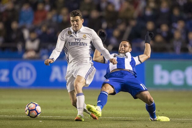 Real Madrid's Mateo Kovacic, left, with Deportivo's Florin Andone during a Spanish La Liga soccer match between Deportivo La Coruna and Real Madrid at the Riazor stadium in A Coruna, Spain, Wednesday April 26, 2017. (AP Photo/Lalo R. Villar)