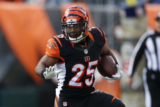 Cincinnati Bengals running back Giovani Bernard (25) runs the ball in the first half of an NFL football game against the Cincinnati Bengals, Sunday, Nov. 20, 2016, in Cincinnati. (AP Photo/Gary Landers)