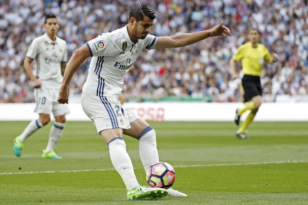 MADRID, SPAIN - MAY 14: Alvaro Morata of Real Madrid controls the ball during the La Liga match between Real Madrid CF and Sevilla CF at Estadio Santiago Bernabeu on May 14, 2017 in Madrid, Spain. (Photo by TF-Images/Getty Images)