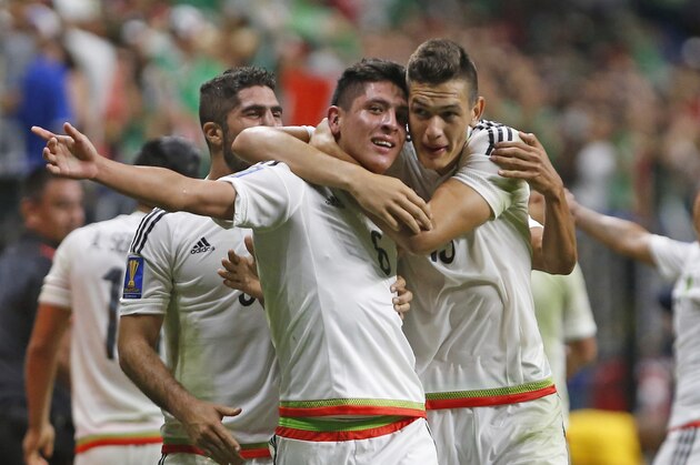 SAN ANTONIO,TX - JULY 16: Edson Álvarez #6 of Mexico is congratulated by Cesar Montes #13 of Mexico after his goal against Curaco in the second half during the 2017 CONCACAF Gold Cup at Alamodome on July 16, 2017 in San Antonio,Texas. (Photo by Ronald Cortes/Getty Images) *** local caption *** Edson Alvarez; Cesar Montes SAN ANTONIO,TX - JULY 16: Edson Álvarez #6 of Mexico is congratulated by Cesar Montes #13 of Mexico after his goal against Curaco in the second half during the 2017 CONCACAF Gold Cup at Alamodome on July 16, 2017 in San Antonio,Texas. (Photo by Ronald Cortes/Getty Images) *** local caption *** Edson Alvarez; Cesar Montes