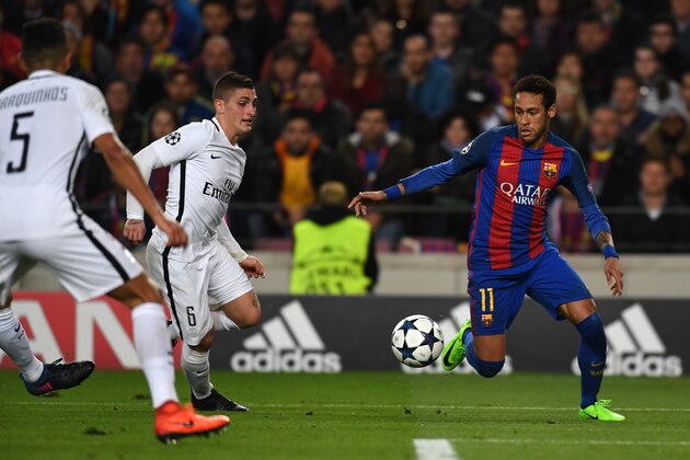 BARCELONA, SPAIN - MARCH 08: Neymar of Barcelona and Marco Verratti  of Paris Saint-Germain compete for the ball during the UEFA Champions League Round of 16 second leg match between FC Barcelona and Paris Saint-Germain at Camp Nou on March 8, 2017 in Barcelona, Spain. (Photo by Etsuo Hara/Getty Images)