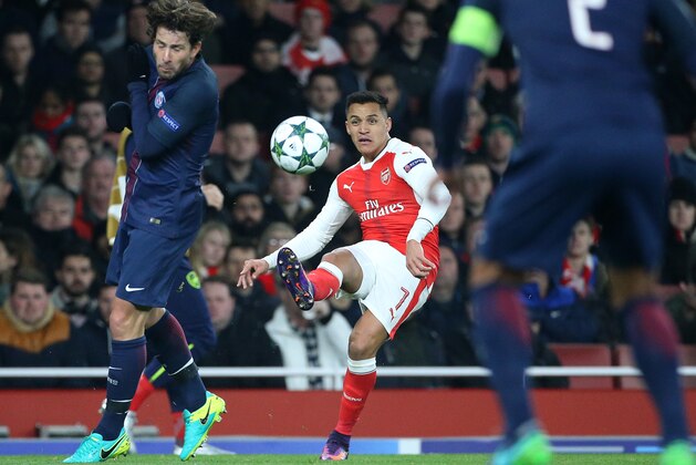 LONDON, ENGLAND - NOVEMBER 23: Alexis Sanchez of Arsenal and Maxwell Scherrer of PSG (left) in action during the UEFA Champions League match between Arsenal FC and Paris Saint-Germain at Emirates Stadium on November 23, 2016 in London, England. (Photo by Jean Catuffe/Getty Images) LONDON, ENGLAND - NOVEMBER 23: Alexis Sanchez of Arsenal and Maxwell Scherrer of PSG (left) in action during the UEFA Champions League match between Arsenal FC and Paris Saint-Germain at Emirates Stadium on November 23, 2016 in London, England. (Photo by Jean Catuffe/Getty Images)