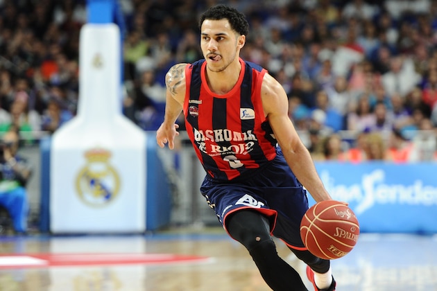 MADRID, SPAIN - APRIL 9: Shane Larkin, #0 guard of Baskonia during the Liga Endesa game between Real Madrid and Baskonia at Barclaycard Center on April 9, 2017 in Madrid, Spain. (Photo by Sonia Canada/Getty Images)