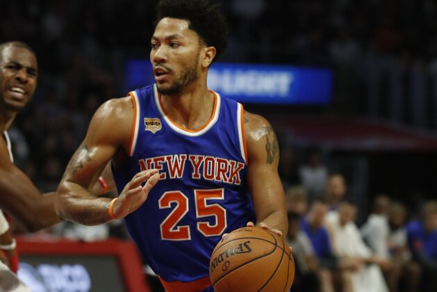 ARCHIVO - En esta foto del 20 de marzo de 2017, Derrick Rose, base de los Knicks de Nueva York, hace un drible durante la segunda mitad de un partido ante los Clippers de Los Ángeles (AP Foto/Ryan Kang, archivo)