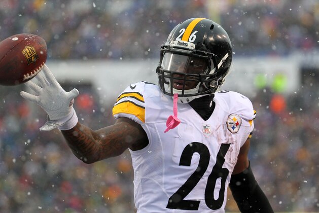 Pittsburgh Steelers running back Le'Veon Bell (26) celebrates a touchdown run against the Buffalo Bills during the second half of an NFL football game, Sunday, Dec. 11, 2016, in Orchard Park, N.Y. (AP Photo/Bill Wippert)