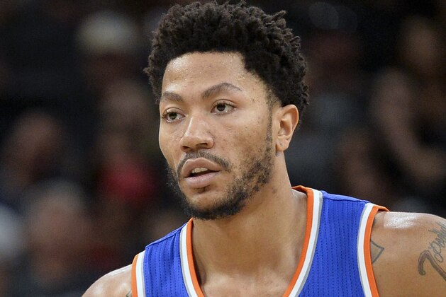 En esta imagen del 25 de marzo de 2017, el base de los Knicks de Nueva York, Derrick Rose, durante un intento de tiro libre en la primera mitad del juego ante los Spurs de San Antonio, en San Antonio. Una persona cercana a las negociaciones señala que los Cavaliers de Cleveland discuten un contrato con Rose, ex MVP de la NBA. El equipo discute un acuerdo con Rose por un año, dijo el jueves 20 de julio de 2017 la persona que habló con The Associated Press bajo condición de anonimato debido a la naturaleza delicada de las conversaciones. (AP Foto/Darren Abate)