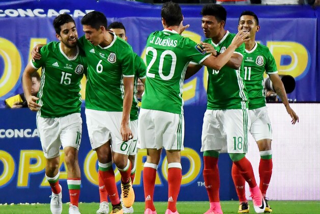 Mexico's Rodolfo Pizarro (L) celebrates with teammates after scoring against Honduras  in their quarter final game during the 2017 CONCACAF Gold Cup at the University of Phoenix Stadium on July 20, 2017 in Glendale, Arizona. / AFP PHOTO / MARK RALSTON        (Photo credit should read MARK RALSTON/AFP/Getty Images)