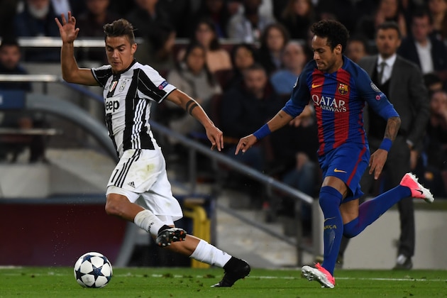 BARCELONA, SPAIN - APRIL 19: Paulo Dybala of Juventus and Neymar of Barcelona compete for the ball during the UEFA Champions League Quarter Final second leg match between FC Barcelona and Juventus at Camp Nou on April 19, 2017 in Barcelona, Spain. (Photo by Etsuo Hara/Getty Images)
