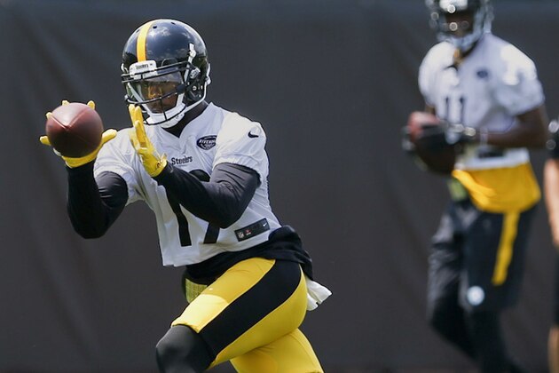 Pittsburgh Steelers wide receiver JuJu Smith-Schuster, left, makes a catch in drills during NFL football minicamp, Tuesday, June 13, 2017, in Pittsburgh. (AP Photo/Keith Srakocic) Pittsburgh Steelers wide receiver JuJu Smith-Schuster, left, makes a catch in drills during NFL football minicamp, Tuesday, June 13, 2017, in Pittsburgh. (AP Photo/Keith Srakocic)
