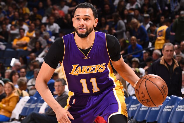 OAKLAND, CA - APRIL 12: Tyler Ennis #11 of the Los Angeles Lakers handles the ball against the Golden State Warriors on April 12, 2017 at ORACLE Arena in Oakland, California. NOTE TO USER: User expressly acknowledges and agrees that, by downloading and or using this photograph, user is consenting to the terms and conditions of Getty Images License Agreement. Mandatory Copyright Notice: Copyright 2017 NBAE (Photo by Noah Graham/NBAE via Getty Images)