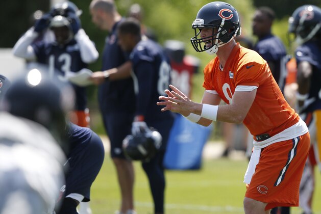 Chicago Bears quarterback Mike Glennon, right, works with teammates during the NFL football team's minicamp at Halas Hall, Tuesday, June 13, 2017, in Lake Forest, Ill. (AP Photo/Nam Y. Huh)