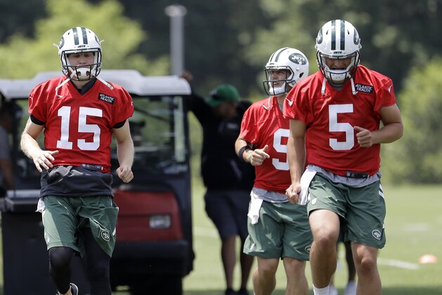 New York Jets quarterbacks Josh McCown (15), Christian Hackenberg (5) and Bryce Petty (9) work out during NFL football practice, Tuesday, June 13, 2017, in Florham Park, N.J. (AP Photo/Julio Cortez)