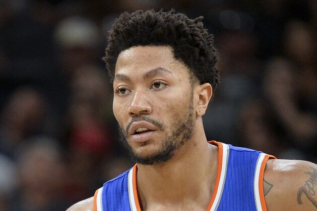 En esta imagen del 25 de marzo de 2017, el base de los Knicks de Nueva York, Derrick Rose, durante un intento de tiro libre en la primera mitad del juego ante los Spurs de San Antonio, en San Antonio. Una persona cercana a las negociaciones señala que los Cavaliers de Cleveland discuten un contrato con Rose, ex MVP de la NBA. El equipo discute un acuerdo con Rose por un año, dijo el jueves 20 de julio de 2017 la persona que habló con The Associated Press bajo condición de anonimato debido a la naturaleza delicada de las conversaciones. (AP Foto/Darren Abate)