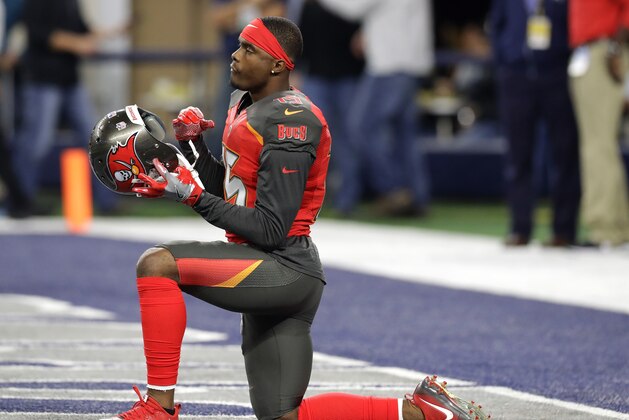 ARLINGTON, TX - DECEMBER 18:  Josh Huff #15 of the Tampa Bay Buccaneers warms up on the field prior to the game against the Dallas Cowboys at AT&T Stadium on December 18, 2016 in Arlington, Texas. (Photo by Ronald Martinez/Getty Images)