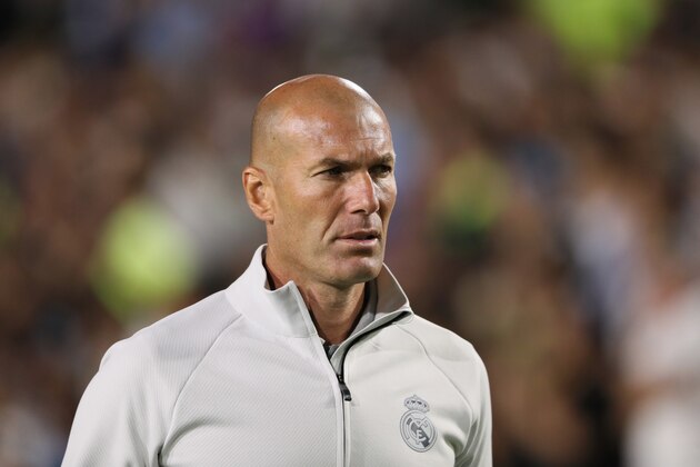 LOS ANGELES, CA - JULY 26: Zinedine Zidane the head coach / manager of Real Madrid during the International Champions Cup 2017 match between Manchester City and Real Madrid at Los Angeles Memorial Coliseum on July 26, 2017 in Los Angeles, California. (Photo by Matthew Ashton - AMA/Getty Images) LOS ANGELES, CA - JULY 26: Zinedine Zidane the head coach / manager of Real Madrid during the International Champions Cup 2017 match between Manchester City and Real Madrid at Los Angeles Memorial Coliseum on July 26, 2017 in Los Angeles, California. (Photo by Matthew Ashton - AMA/Getty Images)