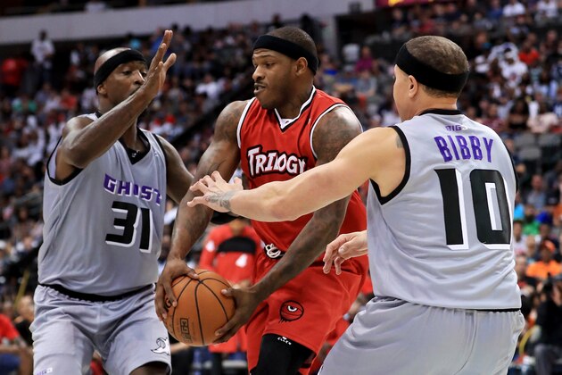 DALLAS, TX - JULY 30:   Rashad McCants #32 of Trilogy dribbles the ball between Ricky Davis #31 and Mike Bibby #10 of the Ghost Ballers during week six of the BIG3 three on three basketball league at American Airlines Center on July 30, 2017 in Dallas, Texas. (Photo by Ronald Martinez/BIG3/Getty Images)