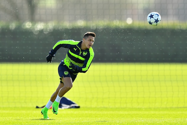 ST ALBANS, ENGLAND - MARCH 06:  Alexis Sanchez of Arsenal chases down the ball during a training session at London Colney on March 6, 2017 in St Albans, England. (Photo by Dan Mullan/Getty Images)