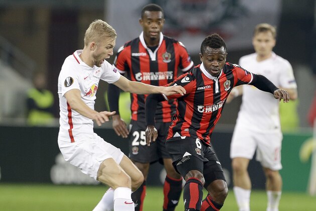 Nice's midfielder Jean-Michael Seri, right, challenge for the ball with Salzburg's midfielder Konrad Laimer, during the Europa League group I soccer match between OGC Nice and FC Salzburg, in Nice stadium, southeastern France, Thursday, Nov. 3, 2016. (AP Photo/Claude Paris)