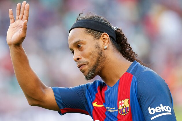 Former Barcelona's Brazilian forward Ronaldinho waves to spectators after a charity football match between Barcelona Legends vs Manchester United Legends at the Camp Nou stadium in Barcelona on June 30, 2017. / AFP PHOTO / Pau Barrena        (Photo credit should read PAU BARRENA/AFP/Getty Images)