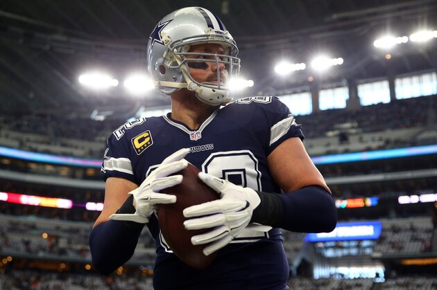 ARLINGTON, TX - NOVEMBER 24:   Jason Witten #82 of the Dallas Cowboys warms up on the field prior to the game against the Washington Redskins at AT&T Stadium on November 24, 2016 in Arlington, Texas.  (Photo by Tom Pennington/Getty Images)