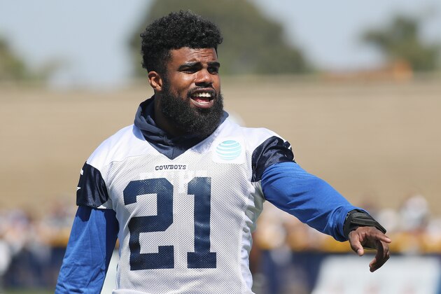 OXNARD, CA - JULY 25:  Ezekiel Elliott #21 of the Dallas Cowboys is seen during afternoon practice on July 25, 2017 in Oxnard, California.  (Photo by Josh Lefkowitz/Getty Images)