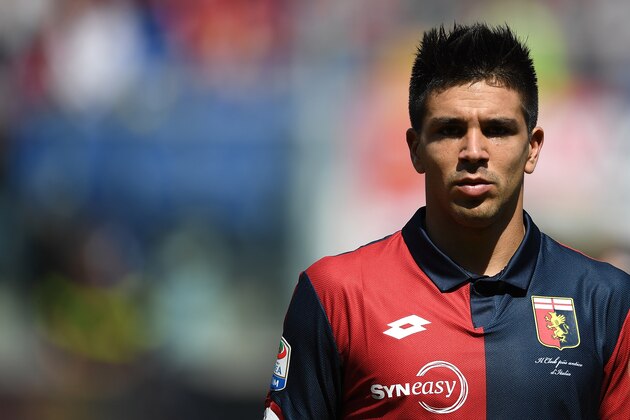GENOA, ITALY - APRIL 30:  Giovanni Simeone of Genoa CFC looks on during the Serie A match between Genoa CFC and AC ChievoVerona at Stadio Luigi Ferraris on April 30, 2017 in Genoa, Italy.  (Photo by Valerio Pennicino/Getty Images)