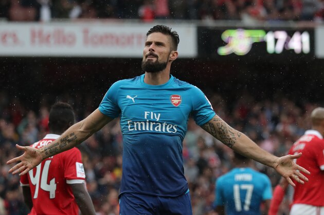 LONDON, ENGLAND - JULY 29: Olivier Giroud of Arsenal celebrates scoring a goal during the Emirates Cup match between Benfica and Arsenal at The Emirates Stadium on July 29, 2017 in London, United Kingdom. (Photo by Mitchell Gunn/Getty Images)