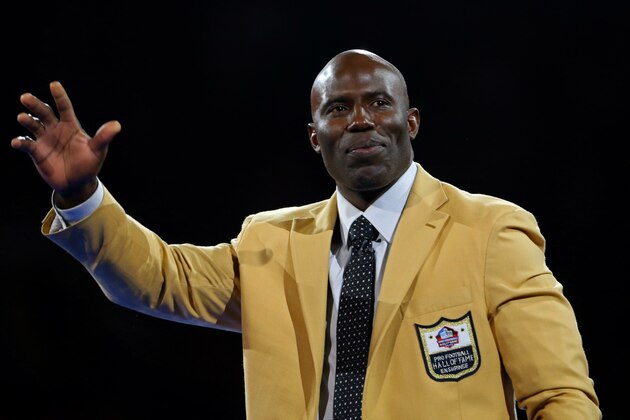 Aug 4, 2017; Canton, OH, USA; Terrell Davis waves during the Pro Football Hall of Fame Game-Enshrinees' Gold Jacket Dinner at Canton Memorial Civic Center. Mandatory Credit: Aaron Doster-USA TODAY Sports Aug 4, 2017; Canton, OH, USA; Terrell Davis waves during the Pro Football Hall of Fame Game-Enshrinees' Gold Jacket Dinner at Canton Memorial Civic Center. Mandatory Credit: Aaron Doster-USA TODAY Sports