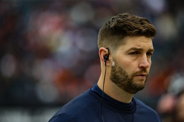 CHICAGO, IL - NOVEMBER 27:  Quarterback  Jay Cutler #6 of the Chicago Bears stands on the sidelines in the second quarter against the Tennessee Titans at Soldier Field on November 27, 2016 in Chicago, Illinois.  (Photo by Jonathan Daniel/Getty Images)