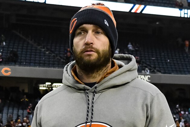CHICAGO, IL - DECEMBER 24:  Jay Cutler #6 of the Chicago Bears walks off of the field after losing to the Washington Redskins at Soldier Field on December 24, 2016 in Chicago, Illinois. The Washington Redskins defeated the Chicago Bears 41-21.  (Photo by David Banks/Getty Images)