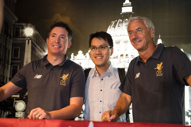 HONG KONG, HONG KONG - JULY 17: Liverpool Former Players Ian Rush (R) and Robbie Fowler (L) pose for photos while signing autographs during the Liverpool FC Supporters Club Legends Appearance at Grappa's Cellar-Jardine House on July 17, 2017 in Hong Kong, Hong Kong. (Photo by Marcio Rodrigo Machado/Power Sport Images/Getty Images)