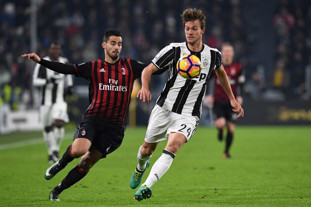 TURIN, ITALY - JANUARY 25:  Daniele Rugani (R) of Juventus FC is challenged by Fernandez Suso of AC Milan during the TIM Cup match between Juventus FC and AC Milan at Juventus Stadium on January 25, 2017 in Turin, Italy.  (Photo by Valerio Pennicino/Getty Images)