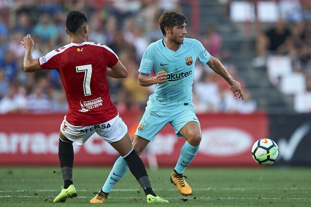 TARRAGONA, SPAIN - AUGUST 04:  Sergi Roberto (R) of Barcelona dispute the ball with Delgado of Gimnastic de Tarragona during the pre-season friendly match between Gimnastic de Tarragona and FC Barcelona at Nou Estadi de Tarragona on August 4, 2017 in Tarragona, Spain.  (Photo by fotopress/Getty Images)
