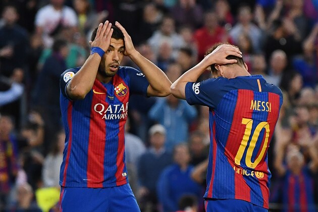 BARCELONA, SPAIN - MAY 21:  Lionel Messi of Barcelona and Luis Suarez of Barcelona look dejected during the La Liga match between Barcelona and Eibar at Camp Nou on 21 May, 2017 in Barcelona, Spain.  (Photo by David Ramos/Getty Images)