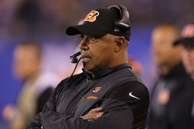 EAST RUTHERFORD, NJ - NOVEMBER 14: Head Coach Marvin Lewis of the Cincinnati Bengals follows the action against  the New York Giants in the game at MetLife Stadium on November 14, 2016 in East Rutherford, New Jersey. (Photo by Al Pereira/Getty Images)
