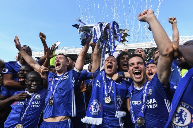 LONDON, ENGLAND - MAY 21: Ngolo Kante, Gary Cahill, John Terry and Cesar Azpilicueta of Chelsea celebrates with the Premier League Trophy after the Premier League match between Chelsea and Sunderland at Stamford Bridge on May 21, 2017 in London, England. (Photo by Michael Regan/Getty Images)