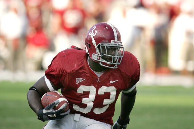 COLUMBIA, SC - SEPTEMBER 17:  Le'Ron McClain #33 of the Alabama Crimson Tide runs with the ball against the South Carolina Gamecocks on September 17, 2005 at Williams-Brice Stadium in Columbia, South Carolina. (Photo by Joe Robbins/Getty Images)