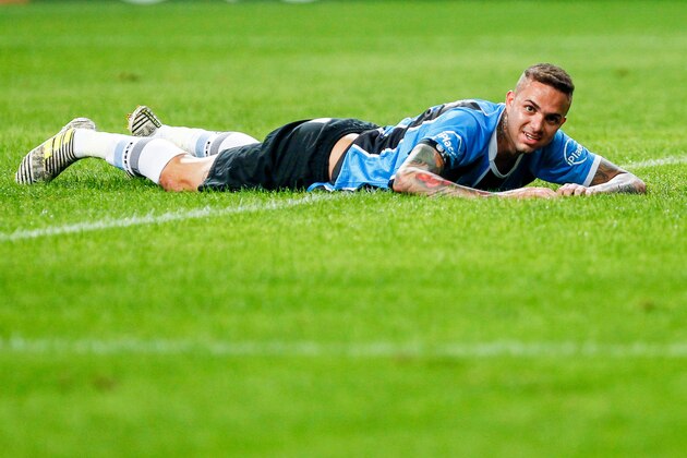 PORTO ALEGRE, BRAZIL - JULY 30: Luan of Gremio  during the match Gremio v Santos as part of Brasileirao Series A 2017, at Arena do Gremio on July 30, 2017, in Porto Alegre, Brazil. (Photo by Lucas Uebel/Getty Images)
