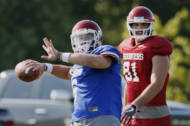 Oklahoma quarterback Baker Mayfield, left, throws in front of tight end Mark Andrews (81) during an NCAA college football practice in Norman, Okla., Thursday, Aug. 3, 2017. (AP Photo/Sue Ogrocki)