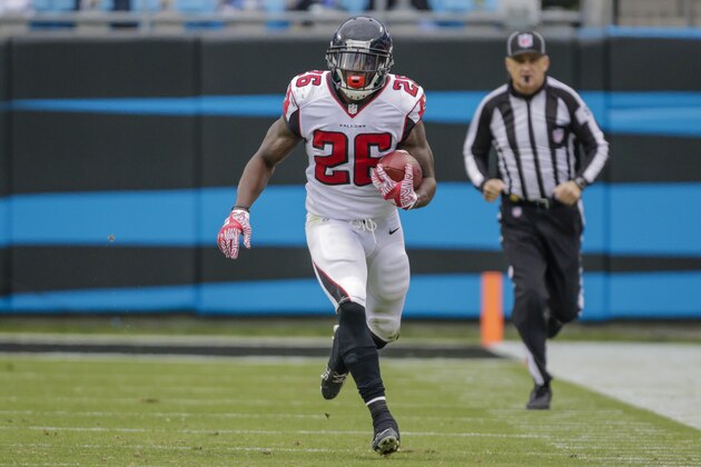 Atlanta Falcons' Tevin Coleman (26) finds some running room against the Carolina Panthers in the second half of an NFL football game in Charlotte, N.C., Saturday, Dec. 24, 2016. The Falcons won 33-16. (AP photo/Bob Leverone)
