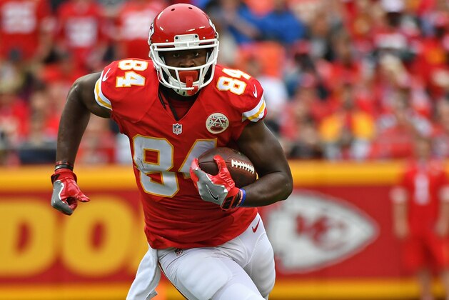 KANSAS CITY, MO - SEPTEMBER 25:  Tight end Demetrius Harris #84 of the Kansas City Chiefs rushes up field, after catching a pass against the New York Jets during the first half on September 25, 2016 at Arrowhead Stadium in Kansas City, Missouri.  (Photo by Peter G. Aiken/Getty Images)